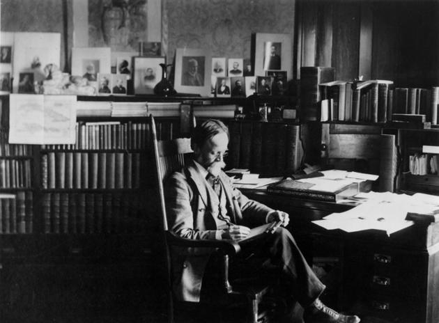 Khám phá phòng làm việc riêng của những bậc tài danh