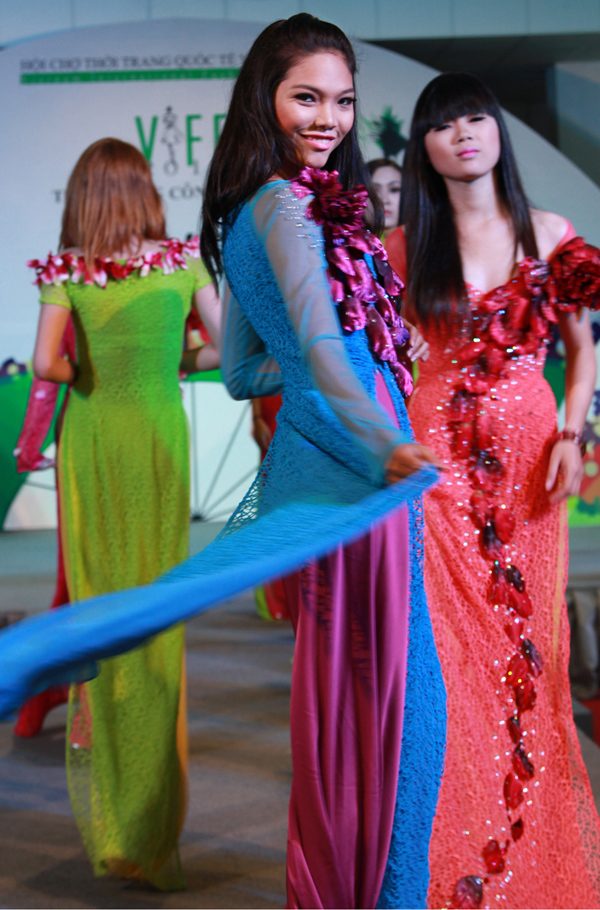 Lộ diện góc khuất nghề đào tạo “chân dài”