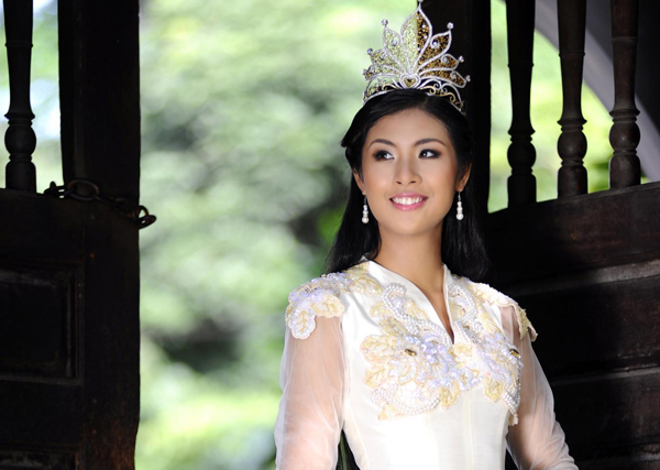 Lộ diện góc khuất nghề đào tạo “chân dài”