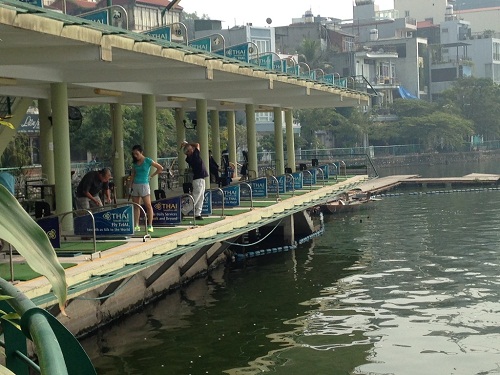 Thú chơi quý tộc: Đánh golf trên mặt nước Hồ Tây