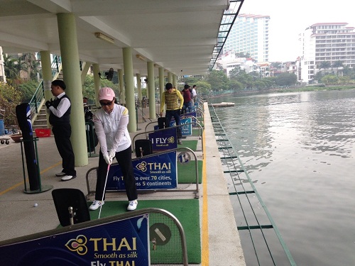 Thú chơi quý tộc: Đánh golf trên mặt nước Hồ Tây