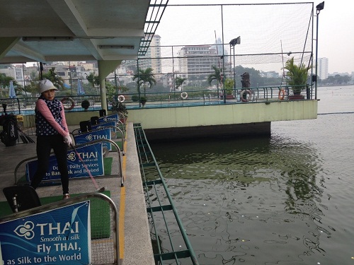 Thú chơi quý tộc: Đánh golf trên mặt nước Hồ Tây