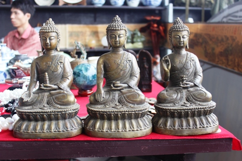 Chiêm bái tượng Phật tại 