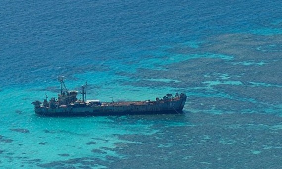 Philippines tố 2 tàu Trung Quốc vẫn “lảng vảng” ở Bãi Cỏ Mây