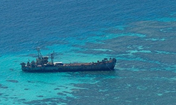 Philippines tố 2 tàu Trung Quốc vẫn “lảng vảng” ở Bãi Cỏ Mây