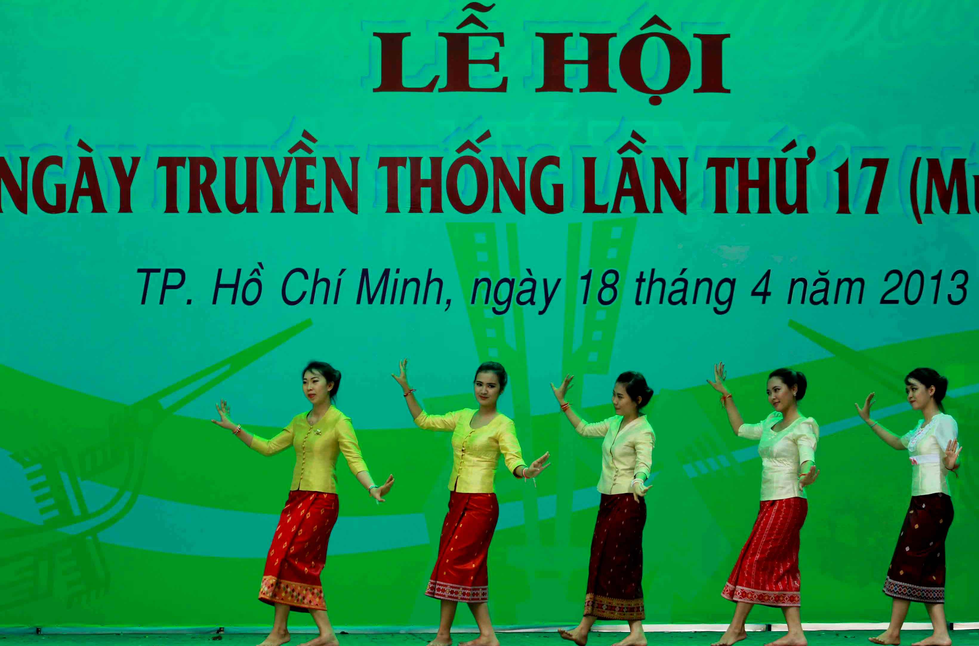Hàng nghìn sinh viên chưa thể ra trường vì thiếu... con dấu