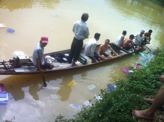 Vợ chồng nghèo vớt xác trên sông Hương