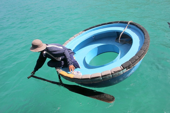 Nha Trang: Ngắm san hô bằng thuyền thúng đáy kính